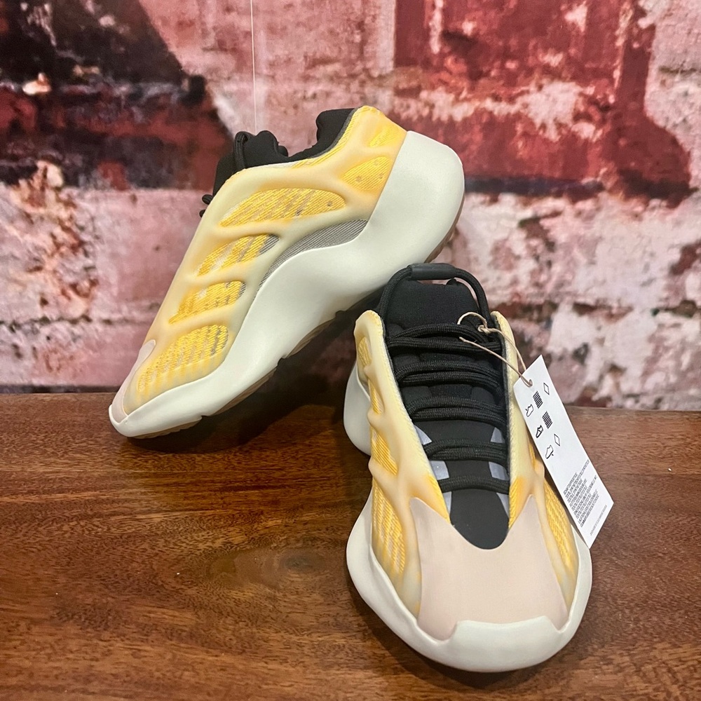 BRAND NEW YEEZY 700 V3 HP5425 SIZE 4.5 - Picture 4 of 8